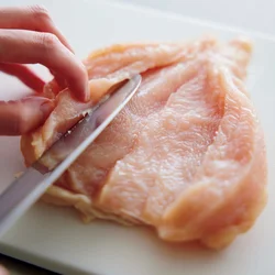とり肉は厚みを均一にすることで、しっとりやわらかく仕上がる。