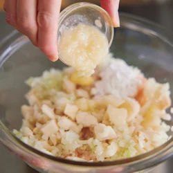 肉だねに塩麹をプラスすることで、うまみも風味も増す。
