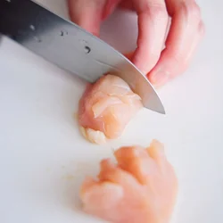 とりむね肉は切り目を入れると味がよくしみ、ボリュームもアップする。