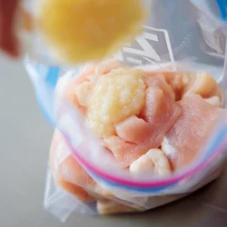 下味に塩麹を加えると、とりむね肉がぱさつかずにしっとり仕上がる。