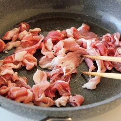 豚肉は加熱前に油をからめてほぐしておくと、くっつかず、固まらない。