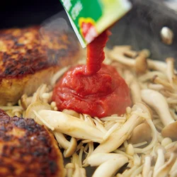 裏ごししたトマトを煮詰めて作るトマトピュレは、甘みは少なく、生のトマトに比べて濃さが約3倍とコスパ◎。水分はトマト缶より少ないので、煮る時間を大幅に短縮できてタイパも最高！