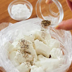 こしょうを先にまぶすと、はんぺん特有のにおいがおさまり、味がしまる。