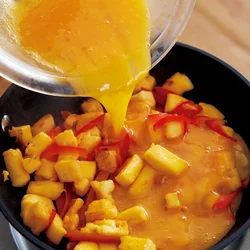 はんぺん、パプリカを炒めてから卵液を回し入れることで、ふわっととろける食感に。