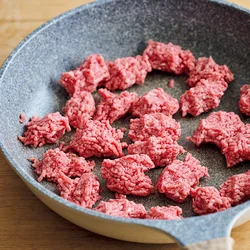 ひき肉がくっつかないように、フライパンに並べ入れる。