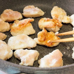 とり肉は皮目をしっかり焼けば身側は短時間でOK。焼き過ぎを防ぎ、かたくならない。