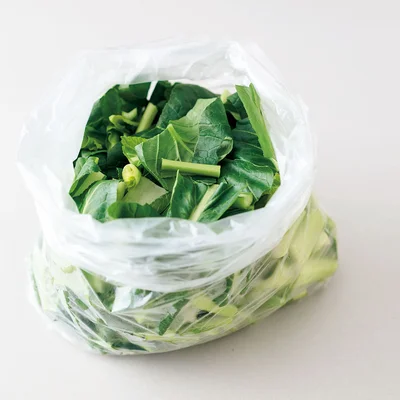 洗って切って、シャキッと感をキープ
「小松菜」をまとめ切り
【材料(作りやすい分量)と作り方】
小松菜2わ(約400g)は4cm長さに切る。
※切った野菜は清潔なポリ袋に入れて冷蔵室で保存し、3~4日以内に使い切ってください。