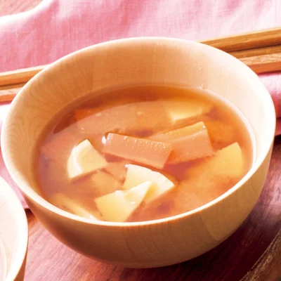 たけのことにんじんのみそ汁