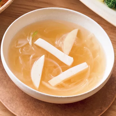 新玉ねぎとかまぼこのスープ