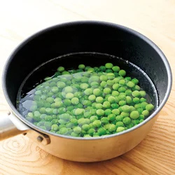 ゆでた湯の中でゆっくりさますと、グリーンピースの薄皮にしわが寄ることがなく、きれいにゆで上がる。
