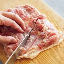 とり肉は身側に切り目を入れておくことで、熱が入りやすくなり、ジューシーに仕上がる。