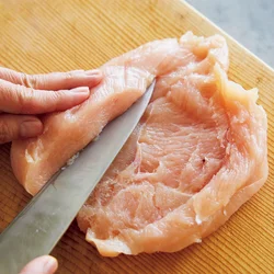 とり肉の厚みが3cmくらいある場合は、観音開きにして厚みを均一にすると、少ない油でも揚げやすい。