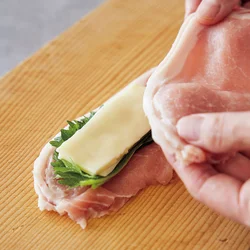 薄切り肉2枚で、青じそ、チーズをサンド。熱が通りやすいから、少ない油でもサクサクのカツに。