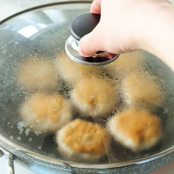 ふたをして蒸し焼きにすることで、ふっくらと仕上がる。