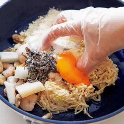 材料をフライパンで混ぜて