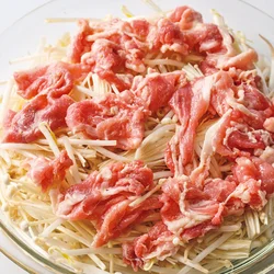 豚こまのうまみが野菜になじみ、しっとり仕上がる