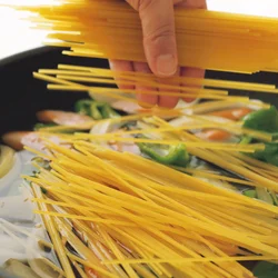 パスタを一緒に蒸し煮