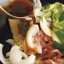 麺、具、調味料を一度に入れて