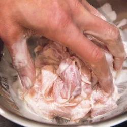 とり肉に下味をつけ、アスパラは下処理する