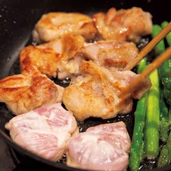とり肉とアスパラを焼く