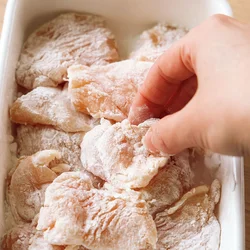 とり肉に片栗粉をまぶすことで、うまみを閉じ込め、しっとりと仕上がる。