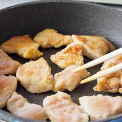 とり肉を焼く
