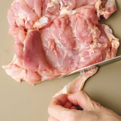 とり肉は、余分な脂肪を取ってカロリーダウン。気になる人は皮もはずせばさらにカットできる。