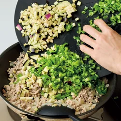 さいころ状に切った野菜をたっぷり加える。肉の量が少なくても食べごたえが増すから、ヘルシーで満足度の高い仕上がりに。
