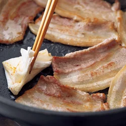 豚バラは脂が多いので、油をひかずに焼いてOK。焼く間に脂が出てくるので、ペーパータオルで拭き取りながら、カリッと焼き上げて。
