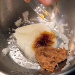 じゃがいもを切り、大根おろしと梅肉を合わせる
