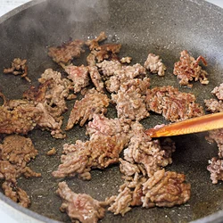 ひき肉を焼く