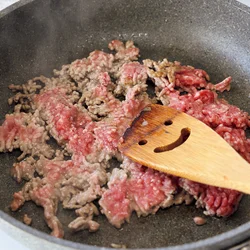ひき肉は木べらで押すようにして焼きつけ、ゴロッと感を出す。