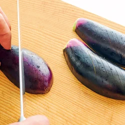 なすは皮に切り目を入れることで火の通りが早くなり、味もしみる。