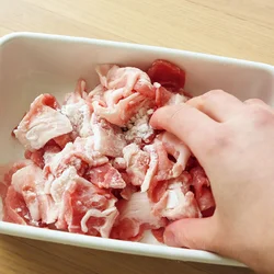 豚肉は片栗粉をもみ込むことでうまみが閉じ込められ、やわらかく仕上がる。