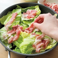 豚肉はキャベツの上に広げるようにのせ、肉のうまみがキャベツにしみるようにする。