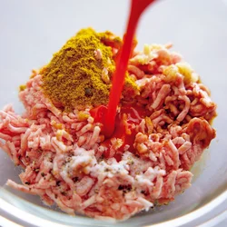 【手間なしポイント】野菜ジュースを玉ねぎやにんじんの代わりに使って、手軽にうまみをアップ！