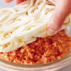 【手間なしポイント】ひき肉に調味料を混ぜたら、うどんをのせてチンするだけ！