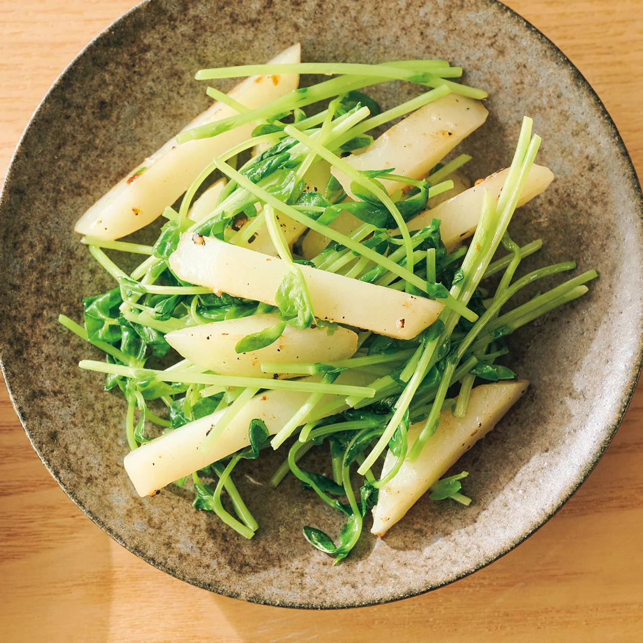じゃがいもと豆苗の塩バター炒め