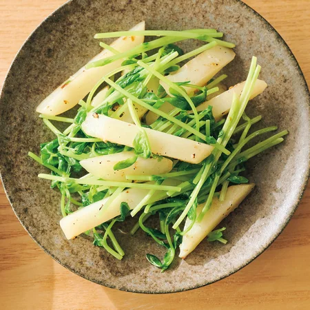 じゃがいもと豆苗の塩バター炒め