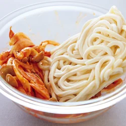 【手間なしポイント】うどんを立ててのせると具材の水分がとびやすく、もっちもちの食感に！
