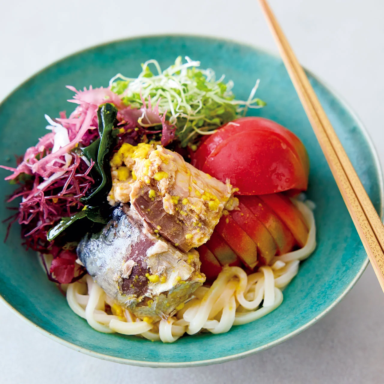 さばのボリュームサラダうどん