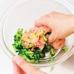きゅうりは食感が残るように、太めに切るのがポイント。塩もみして水けをしっかり絞ってから、ひき肉と混ぜる。