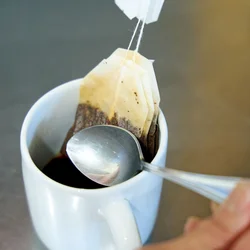 紅茶はしっかり絞って濃いめに出すと、アイスを混ぜたときに風味がよくなる。