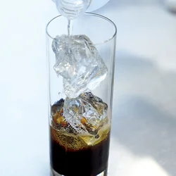 【POINT】炭酸水は氷をクッションにして静かに注ぐと、コーヒーと混ざらず、2層になる。