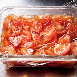 表面にぴったりとラップをかけて土佐酢をトマトになじませます。