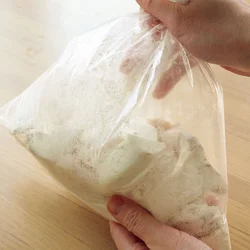 ポリ袋をふくらませて振ると、小麦粉をまんべんなくまぶすことができる。