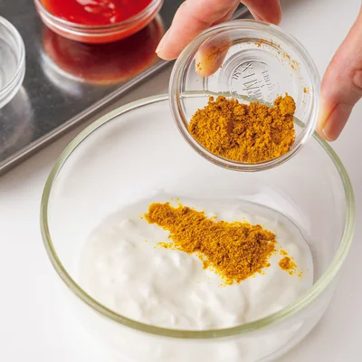 【memo】
抗酸化作用があるカレー粉をヨーグルトにプラス。ビタミンたっぷりの野菜を添えれば、カラフルで栄養効果も期待できる一皿に。