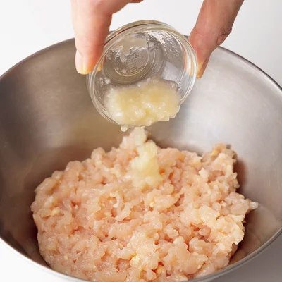 【memo】
塩麹には肉のうまみを引き出す効果も。野菜から流れ出たビタミンも、スープなら逃さず食べられるのも魅力。仕上げにオリーブ油をプラスしてさらにビタミンEを増量。