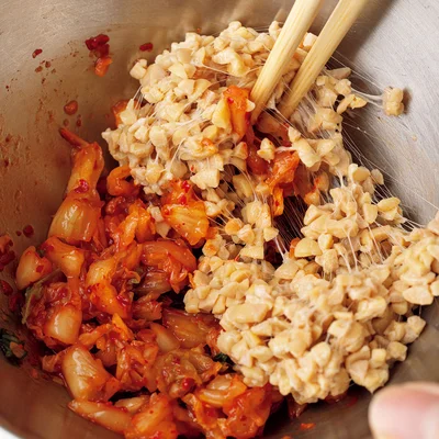 【memo】
キムチに納豆を加えてパワーアップ! さらに彩り野菜ととりそぼろを加えて、栄養満点。レタスで包んでさっぱりと。