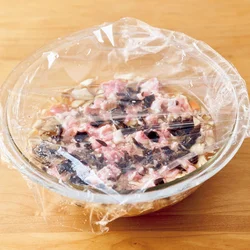 浸水させた米に具をのせて、レンチンするだけでOK。